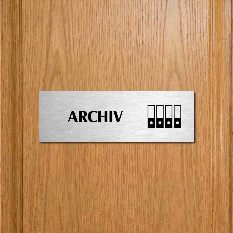 Archiv, stříbrná popiska na dveře